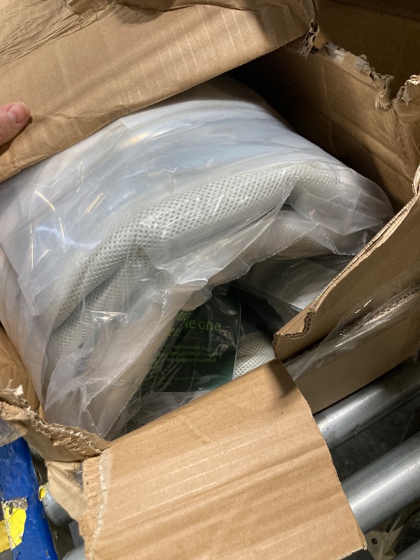 Photo 1 of ****FACTORY SEALED***ZINUS 12 Inch Comfort Support Hybrid Mattress [New Version], Queen, Fiberglass Free, Medium Plush, Motion Isolation, Certified Safe Foams & Fabric, Mattress in A Box