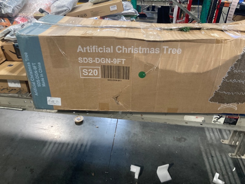 Photo 1 of ***Missing parts****Yaheetech 6Ft Pre-lit Spruce Artificial Hinged Christmas Pine Tree Prelighted Holiday Xmas Tree for Home Party Decoration with 300 Warm White Lights and 818 Branch Tips, Green