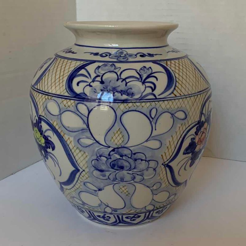 Photo 1 of VIETNAMESE PORCELAIN VASE 8”H