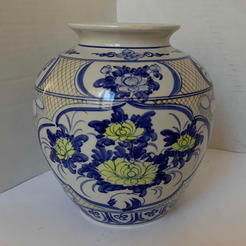 Photo 1 of VIETNAMESE PORCELAIN VASE 8”H