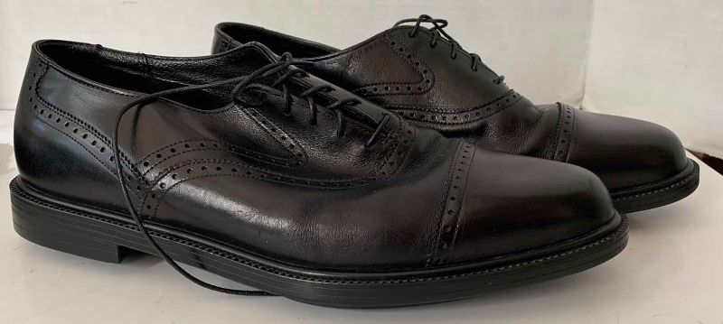 Photo 1 of DOMANI LOAFERS SIZE 10M & SHOES APPROXIMATELY 10 1/2