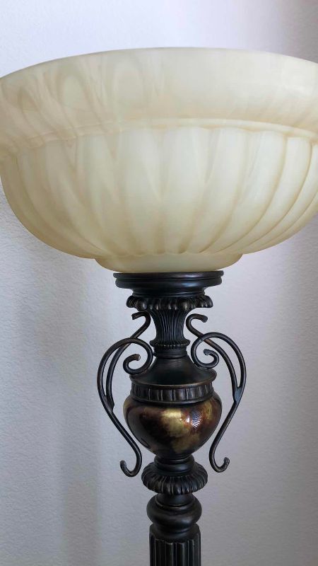 Photo 1 of TORCHIERE ADJUSTABLE LIGHT LAMP