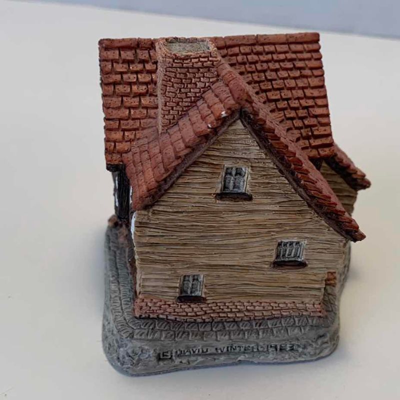 Photo 1 of LITTLE MARKET COTTAGE FIGURINE, DAVID WINTER
