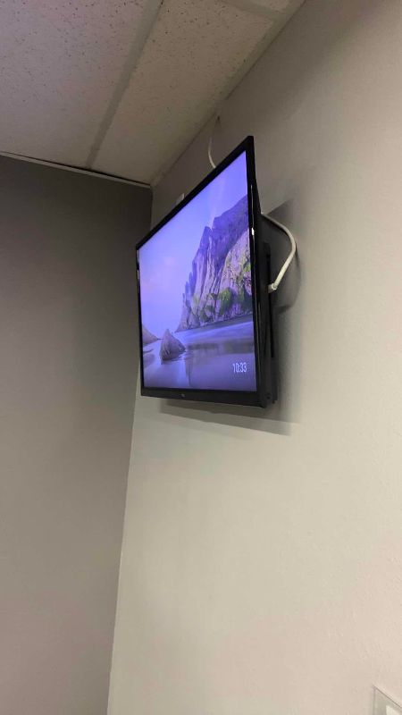 Photo 1 of TV BRAND TCL 32"