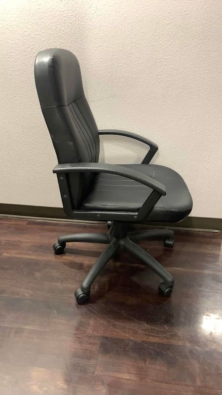 Photo 1 of OFFICE DESK CHAIR