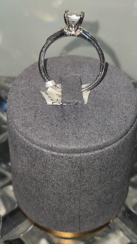 Photo 1 of 14K WHITE GOLD W. 2.72 CENTER DIAMOND & .10CT SURROUNDING DIAMOND RING-3G SIZE 6 1/2