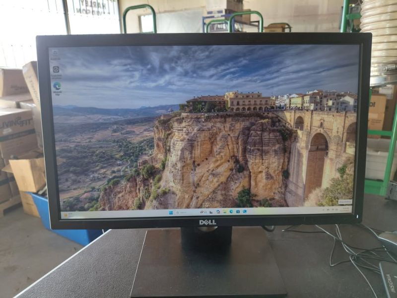 Photo 1 of DELL FLAT PANEL MONITOR E2216H $245