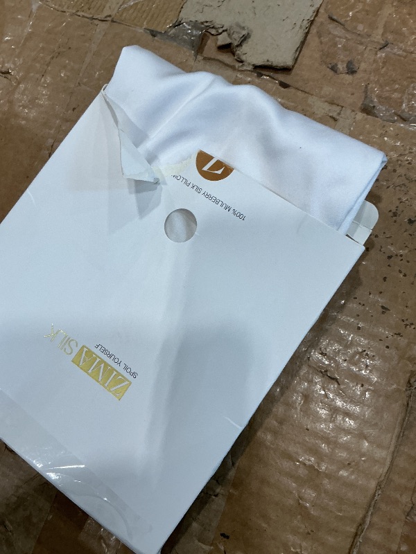 Photo 1 of **ITEM IS DIRTY**
ZIMASILK 100% Pure Mulberry Silk Pillowcase for Hair and Skin Health,Soft and Smooth,Both Sides Premium Grade 6A Silk,600 Thread Count,with Hidden Zipper,1pc(Standard 20''x26'',White)