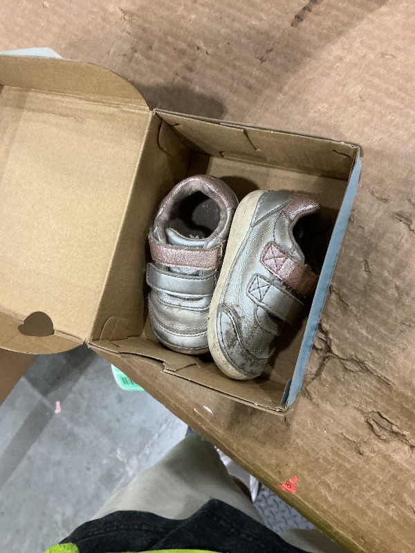 Photo 1 of *MINOR DAMAGE - USED*
Stride Rite Unisex Child Soft Motion Kennedy Sneaker, Silver Multi, 4.5 Toddler US