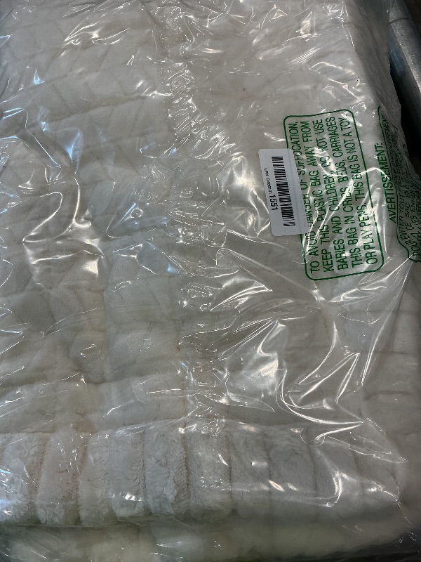 Photo 1 of *MINOR DAMAGE - USED*
Mitid Sofa Cover Fuzzy Couch Cover for Pet, Couch Covers for Dogs Washable Non-Slip Sofa Slipcover Cushion Protector Pets Friendly Mat Bed