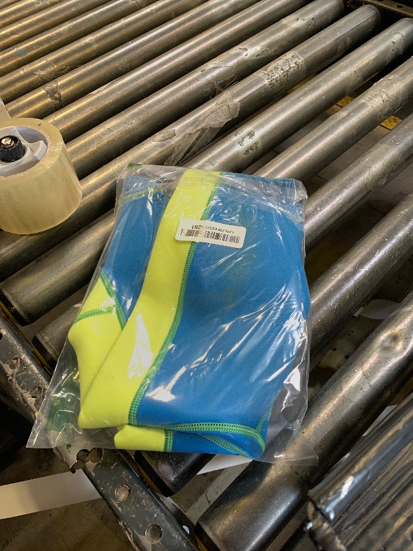 Photo 1 of Hevto Kids Wetsuit Shorty Boys Girls Toddler Youth Size 5 Year 2mm Neoprene Wet Suit Front Zip Thermal Swimming in Cold Water (Green, 5)