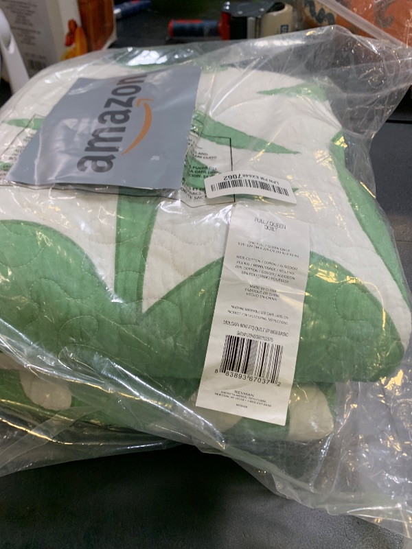 Photo 1 of Tommy Bahama - Queen Quilt, Reversible Cotton Bedding, Floral Bedding Set, Oeko-Tex Certified (Molokai Mint Green, Queen)