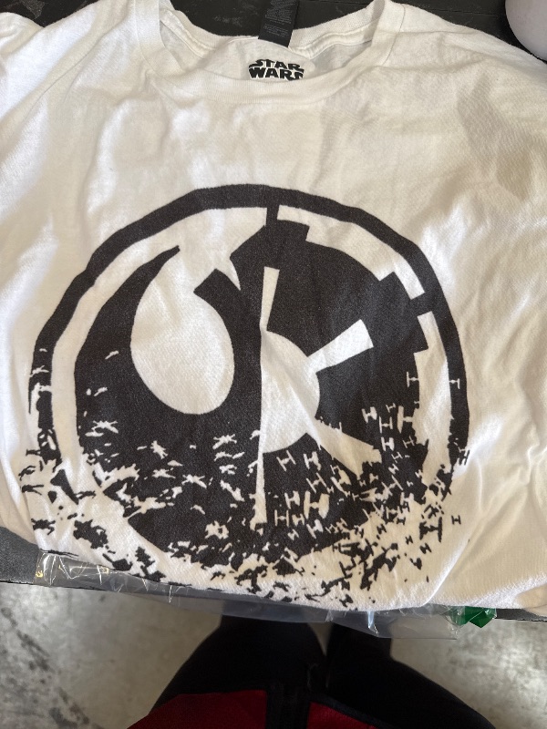 Photo 1 of Gildan Shirts Size: L
Disney Star Wars
White Shirt- Symbol