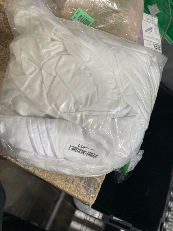 Photo 1 of ***MISSING PARTS***
Queen Size 4 Piece Sheet Set - Comfy Breathable & Cooling Bed Sheets Set - Hotel Luxury Bedding for Women, Men, Kids, Teens, Boys & Girls - Deep Pockets, Ultra-Soft, Wrinkle Free - Oeko-Tex - White