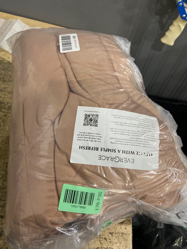 Photo 1 of ***MISSING PARTS***
EVERGRACE 3 Pieces Luxurious Queen Velvet Quilts, Ultra Soft Lightweight Velvet Comforter Set, Matelasse Oversized Bedspread Coverlet for All Season with 2 Shams, Terracotta Clay, 92"x96"