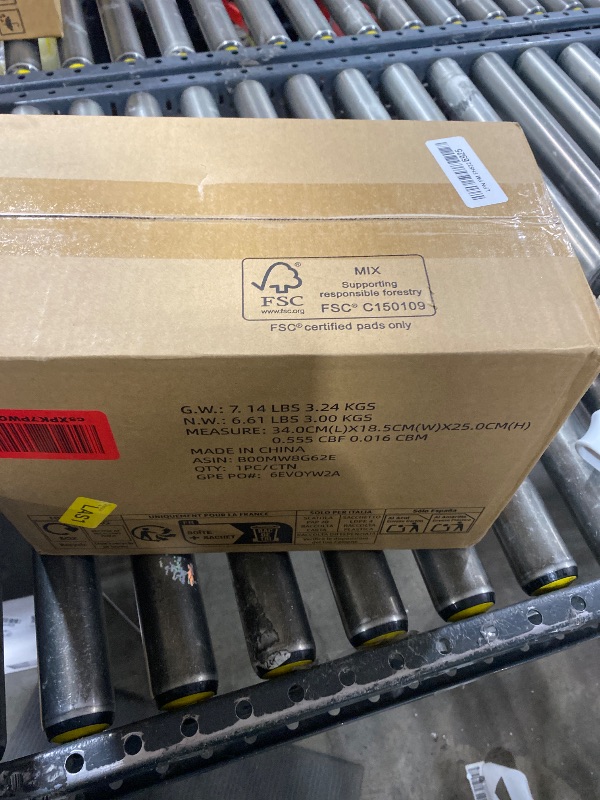 Photo 1 of Amazon Basics Dog and Puppy Pee Pads, 5-Layer Leak-Proof Super Absorbent, Quick-Dry Surface, Potty Training, Regular (22x22"), 100 Count, Blue & White