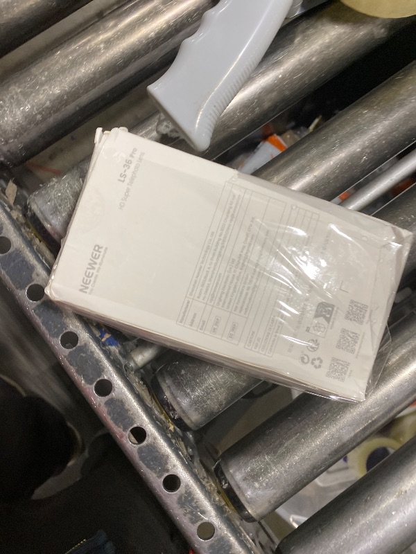 Photo 1 of NEEWER 7X Telephoto Lens with Phone Lens Clip Compatible with iPhone Samsung, 15 Elements 12 Groups 7X Magnification Phone Lens for 17mm Thread Phone Cage/Phone Case/Backplate, LS-36 PRO