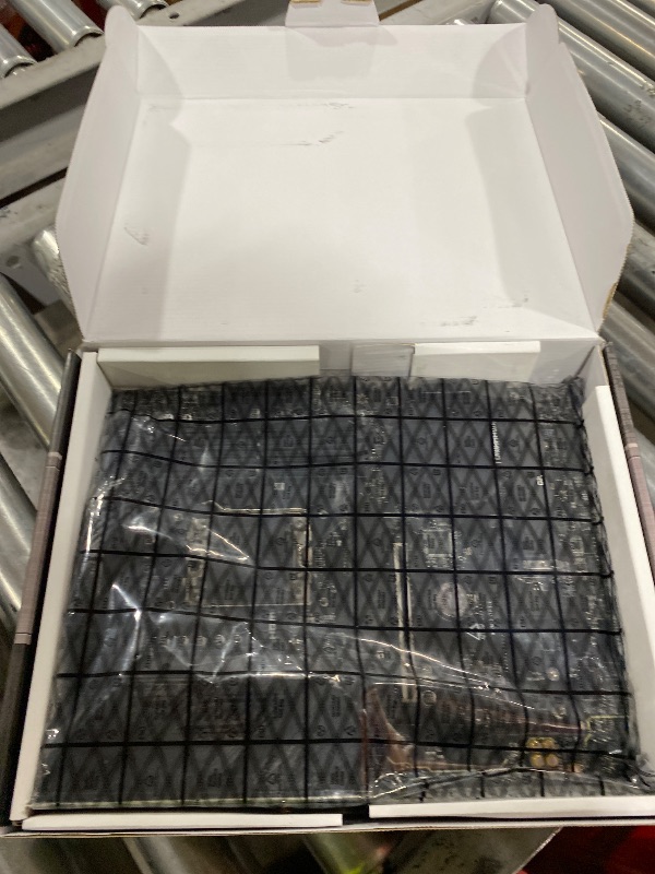 Photo 1 of MSI MAG B650 Tomahawk WiFi Gaming Motherboard (AMD Ryzen 9000/8000/7000 Series Processors, AM5, DDR5, PCIe 4.0, M.2, SATA 6Gb/s, USB 3.2 Gen 2, HDMI/DP, Wi-Fi 6E, Bluetooth 5.3, 2.5Gbps LAN, ATX)