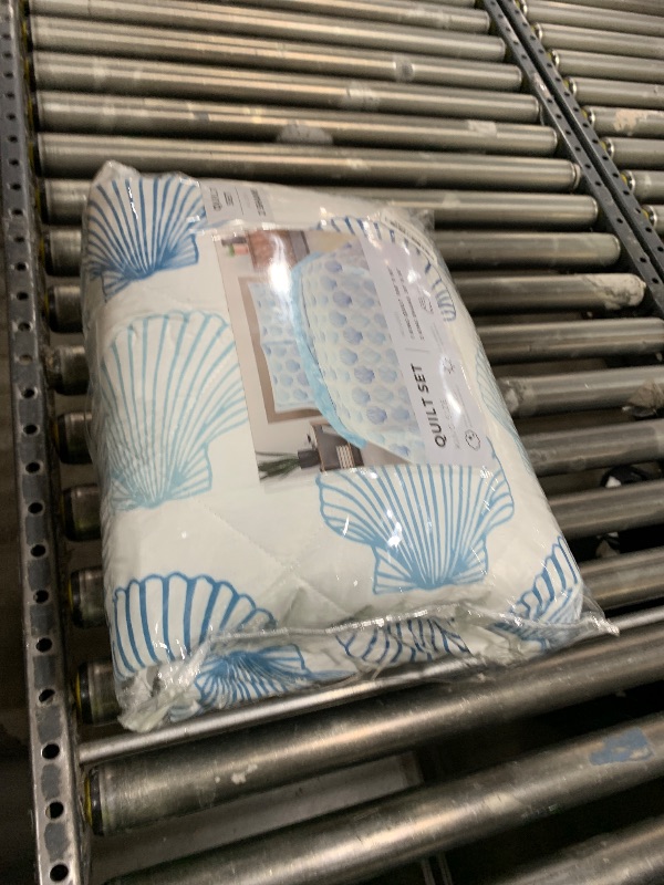 Photo 1 of Great Bay Home King Size Coastal Quilt Bedding Set | Summer Blue Nautical Bedspread | Beach-Themed 3-Piece Reversible Bedding Sets & Collections | Lightweight Quilted Coverlet (King, Blue Seashells)