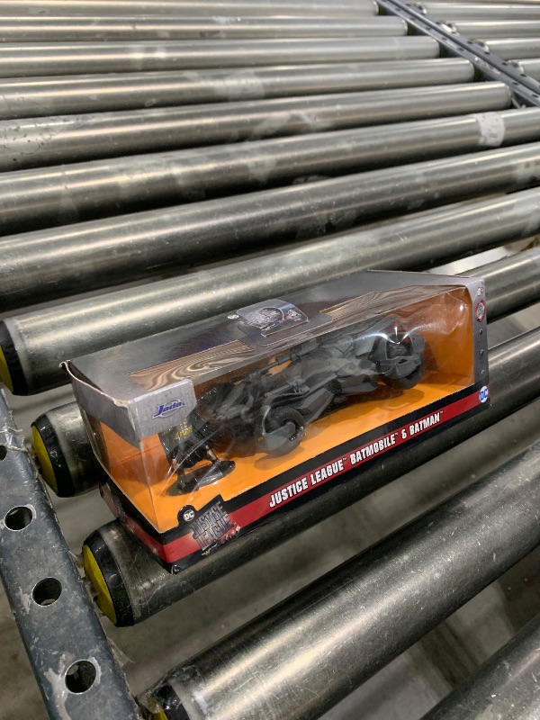 Photo 1 of Jada Toys DC Comics Justice League Batman & Batmobile 1:32 Die - Cast Vehicle with Figure