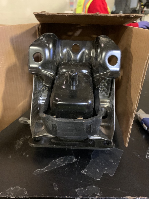 Photo 1 of GM Genuine Parts 15878845 Engine Mount