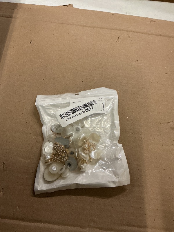 Photo 1 of 18Pcs Bling Shoe Charms Gold Rhinestone Butterfly Flower Jewelry Shoes Accessories Pearl Chain Shoe Charms Women Luxury Jewelry Clog Shoes Accessories for Party Favor Birthday Present