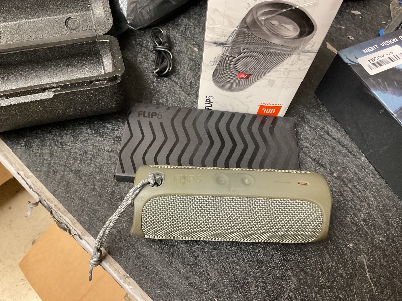 Photo 1 of *****DOES NOT WORK BROKEN, FOR PARTS ONLY******
JBL FLIP 5, Waterproof Portable Bluetooth Speaker, Gray