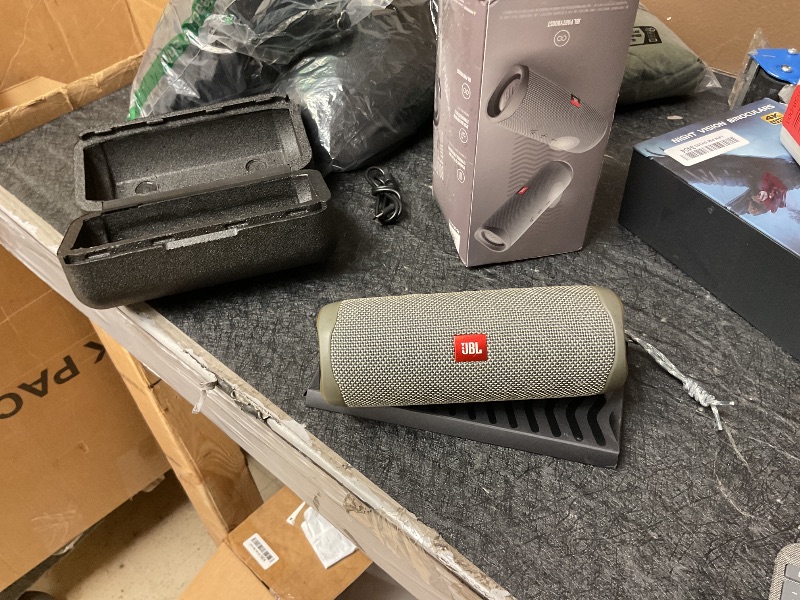 Photo 1 of *****DOES NOT WORK BROKEN, FOR PARTS ONLY******
JBL FLIP 5, Waterproof Portable Bluetooth Speaker, Gray