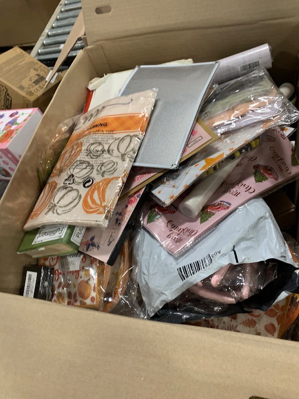 Photo 1 of ***AS IF/ FINAL SALE - NO RETURNS***
BUNDLE BOX OF MIXED ITEMS 
