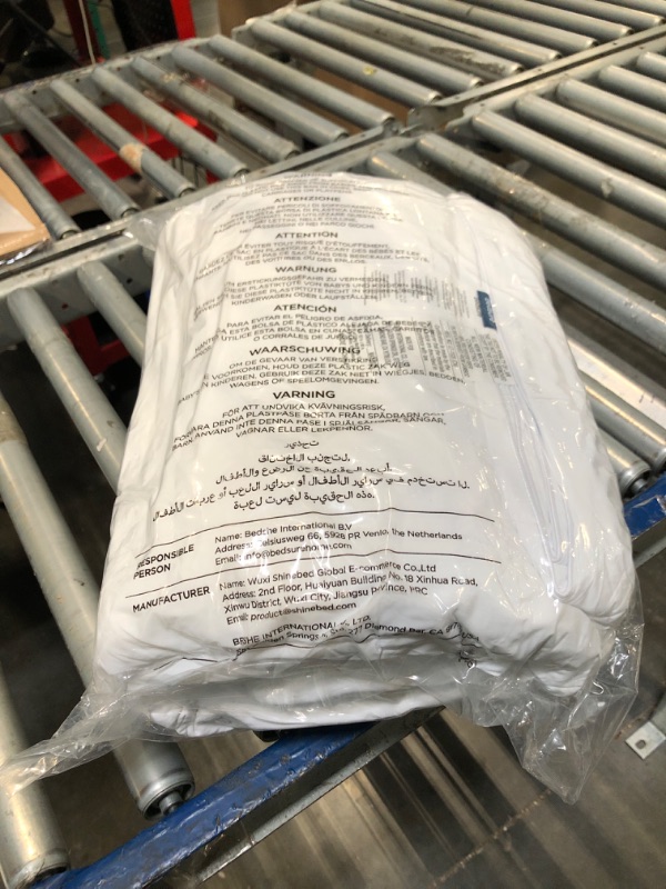 Photo 1 of ** FACTORY SEALED*Bedsure Cooling Comforter King Size - Cooling Blankets for Hot Sleepers, Lightweight Comforter for Summer with Dual-Sided Cool Tech, Soft Breathable Cold Blanket for Sleeping, White, 102x90 Inches