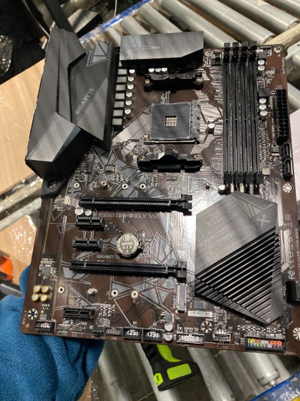 Photo 1 of ****IT HAS DAMAGE**** Gigabyte B550 Gaming X V2 (AMD Ryzen 5000/B550/ATX/M.2/HDMI/DVI/USB 3.1 Gen 2/DDR4/ATX/Gaming Motherboard)