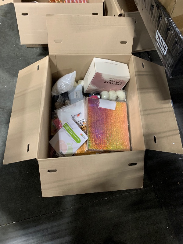 Photo 1 of ***AS IF/ FINAL SALE/ NO RETURNS***
BUNDLE BOX OF MIXED