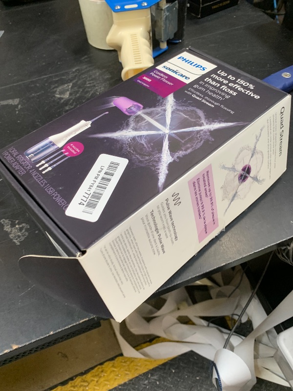 Photo 1 of NON-FUNCTIONAL, PARTS ONLY-----------------------Philips Sonicare Cordless Power Flosser 3000 + 2 Additional Nozzles (4 Total) White, HX3827/21