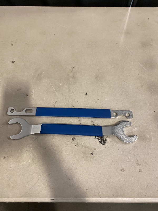 Photo 1 of 2PCS Fan Clutch Removal Tool,Car Accessories,32mm 36mm Fan Clutch Wrench Set,Water Pump Pulley Holder Removal Tool,Compatible with E30 E36 E39 E46 E54 E1997 328i 330i 533 530i 540i