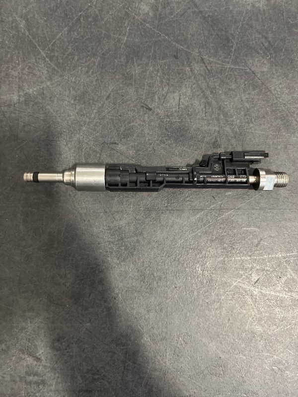 Photo 1 of Part NO: 13647597870 Genuine BMW Fuel Injector