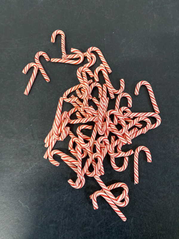 Photo 1 of 50pcs Mini Christmas Candy Cane for Crafts Fake Candy Decor Peppermint Ornaments Xmas Table Scatters Red and White Candy Vase Filler for Decorations Party Favors Supplies (31×12mm)