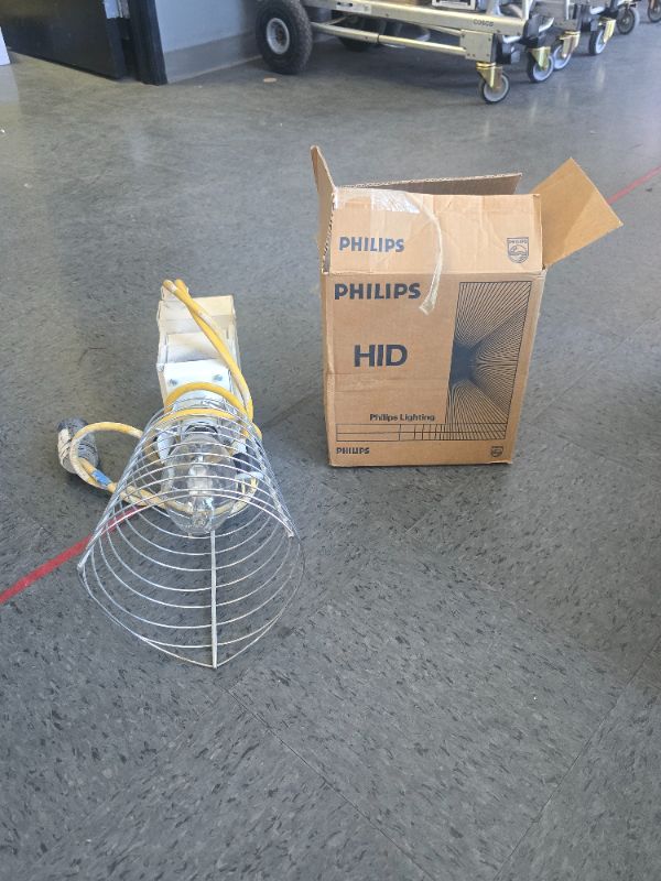 Photo 1 of 400w HID Temporary Shop Light With 3 Bulbs