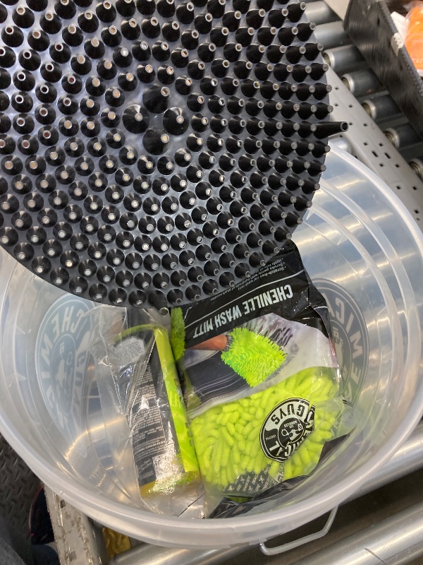 Photo 1 of **broken bucket everything else is fine**Chemical Guys Ultimate Scratch-Free Detailing Car Wash Bucket Kit with Accessories, Car Detailing Kit With Dirt Trap, Wash Mitt, Lid, and 16 oz Soap, Safe For Trucks, SUVs, Motorcycles, RVs
