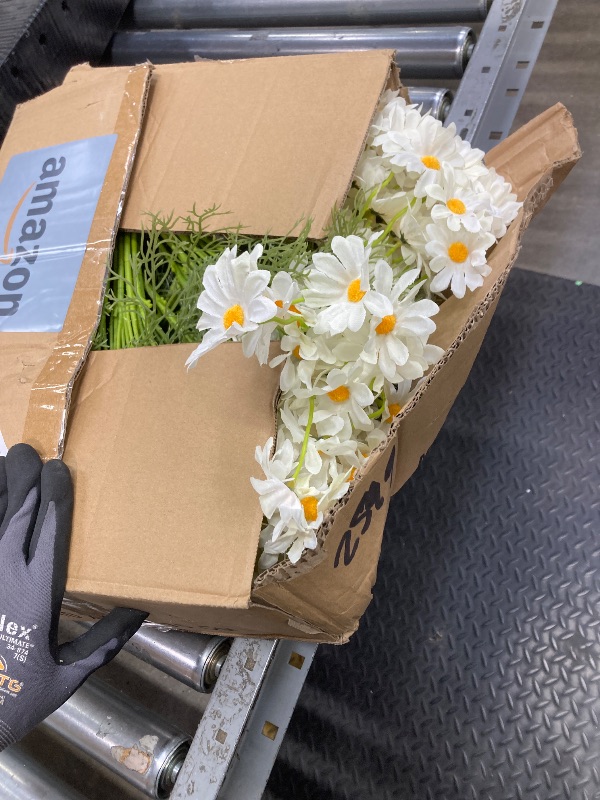 Photo 1 of *Damage to box* Giegxin 100 Pcs Artificial Daisy Flowers Fake Wildflowers Bulk UV Resistant Outdoor Faux Flowers Plants for Floral Arrangements Wedding Home Indoor Garden Decoration (White)