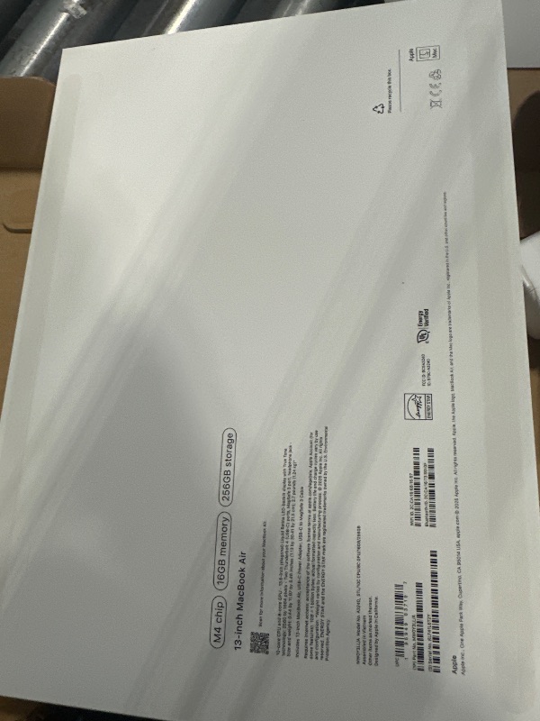Photo 1 of ***It turns on and off, but it's missing an accessory.***Apple 2025 MacBook Air 13-inch Laptop with M4 chip: Built for Apple Intelligence, 13.6-inch Liquid Retina Display, 16GB Unified Memory, 256GB SSD Storage, 12MP Center Stage Camera, Touch ID; Starlig