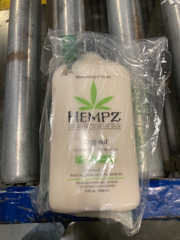 Photo 1 of *****NO PUMP***Hempz Original, Natural Hemp Seed Oil Body Moisturizer with Shea Butter and Ginseng, Original Scent, Floral Banana, 17 Fl.Oz ( Packaging may vary )