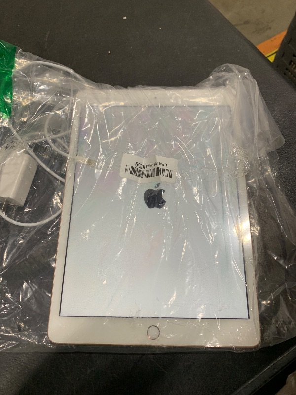 Photo 1 of Apple iPad (10.2-inch, Wi-Fi, 32GB) - Gold (Latest Model, 8th Generation) (Renewed)