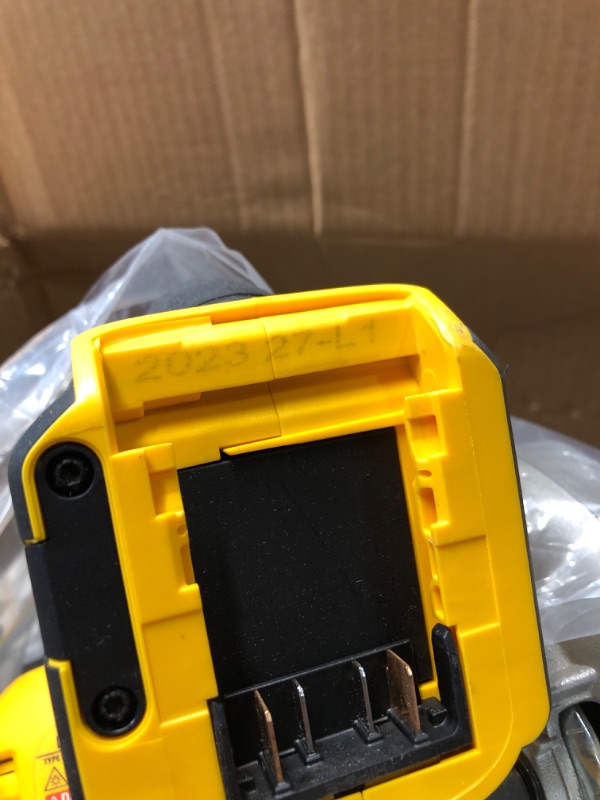 Photo 1 of (used)(incomplete) DEWALT DCS573B 20V MAX* 7-1/4 in. Brushless Cordless Circular Saw with FLEXVOLT ADVANTAGE™ (Tool Only)