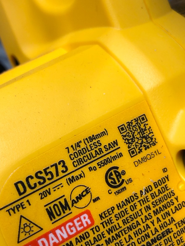 Photo 1 of (used)(incomplete) DEWALT DCS573B 20V MAX* 7-1/4 in. Brushless Cordless Circular Saw with FLEXVOLT ADVANTAGE™ (Tool Only)