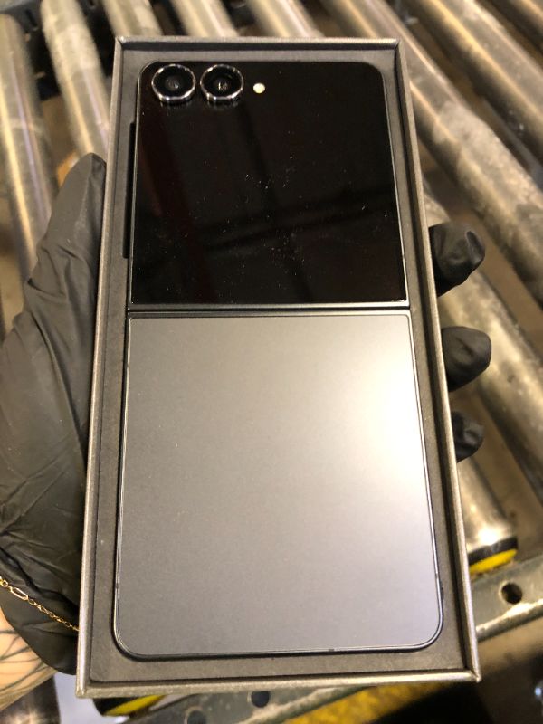 Photo 1 of Samsung Galaxy Z Flip7 Cell Phone, 512GB AI Smartphone, Unlocked Android, Long Battery Life, 2025, US 1 Yr Manufacturer Warranty, Jet Black
UNABLE TO TURN ON
FOR PARTS ONLY