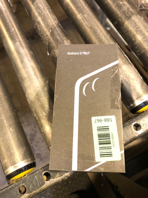 Photo 1 of Samsung Galaxy Z Flip7 Cell Phone, 512GB AI Smartphone, Unlocked Android, Long Battery Life, 2025, US 1 Yr Manufacturer Warranty, Jet Black
UNABLE TO TURN ON
FOR PARTS ONLY