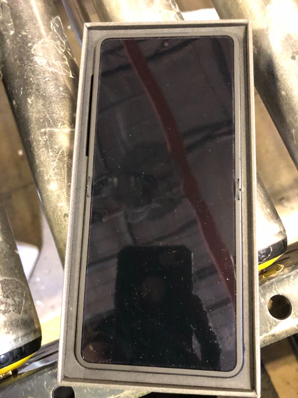 Photo 1 of Samsung Galaxy Z Flip7 Cell Phone, 512GB AI Smartphone, Unlocked Android, Long Battery Life, 2025, US 1 Yr Manufacturer Warranty, Jet Black
UNABLE TO TURN ON
FOR PARTS ONLY