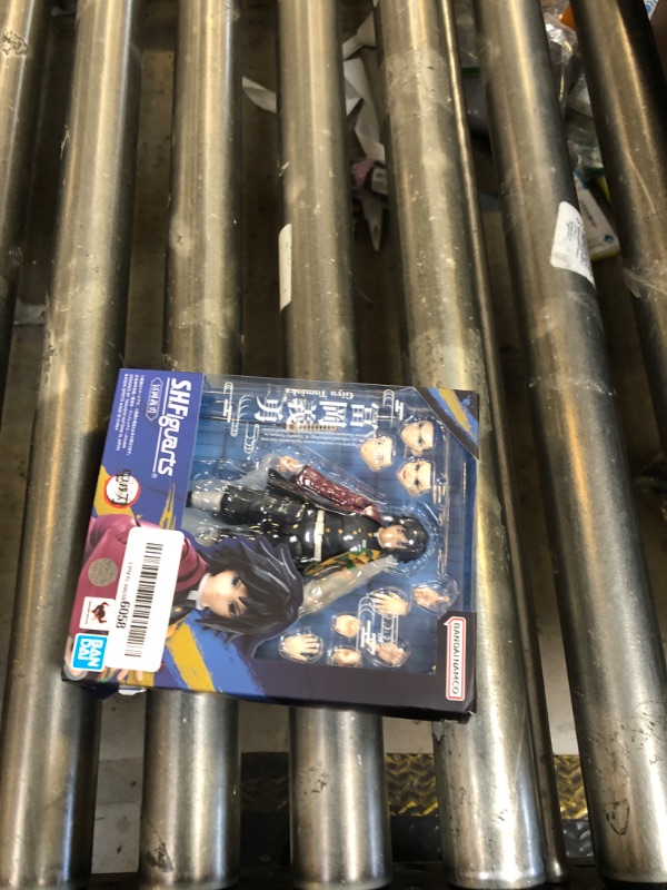 Photo 1 of TAMASHII NATIONS - Demon Slayer: Kimetsu no Yaiba - Giyu Tomioka S.H.Figuarts Action Figure