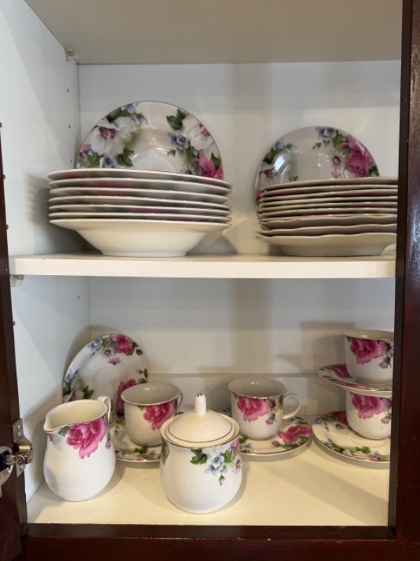 Photo 1 of EMERALDS ROSE DESIGN CHINA DISH SET W. SERVE-WARE