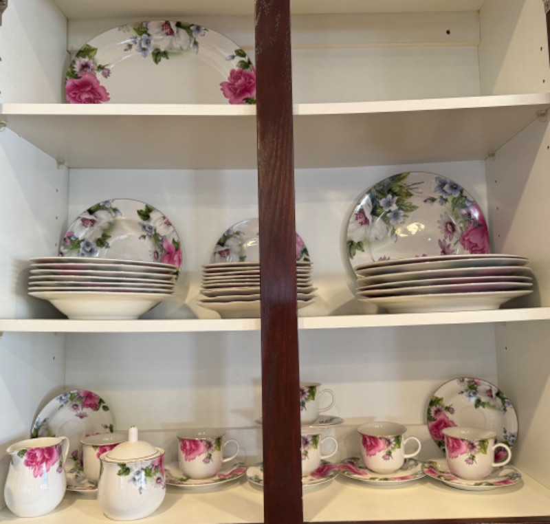 Photo 1 of EMERALDS ROSE DESIGN CHINA DISH SET W. SERVE-WARE